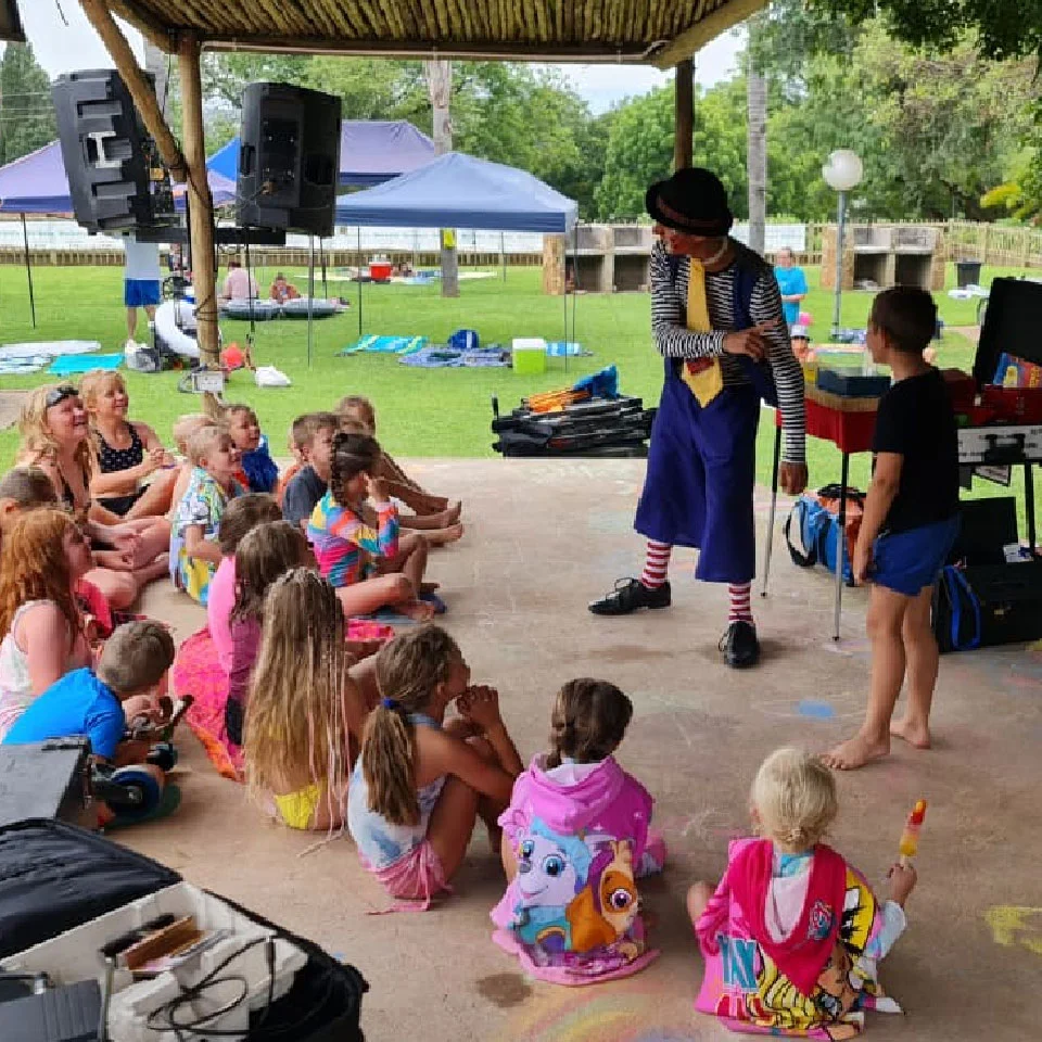 CJ the Clown performing his Christmas magic show at Omaramba Holiday Resort
